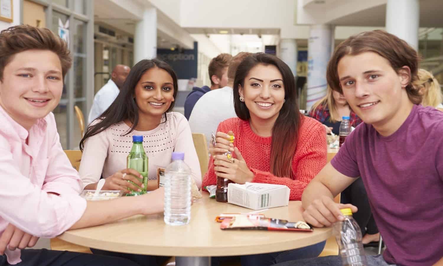 Студенты ели. Student eating. Девушка ест в колледже. Еда в колледж с собой. Если бы продукты были студентами.