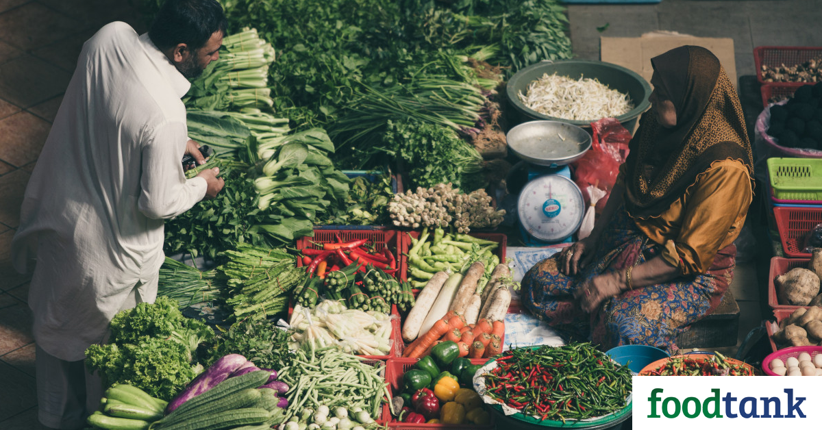 The First World Farmers Markets Report analyzes the tools global farmers markets need to successfully create alternatives to the globalized agrifood system.